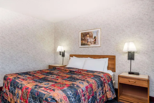 غرفة بزنس بسرير كينج، Days Inn by Wyndham Hurley 1/2