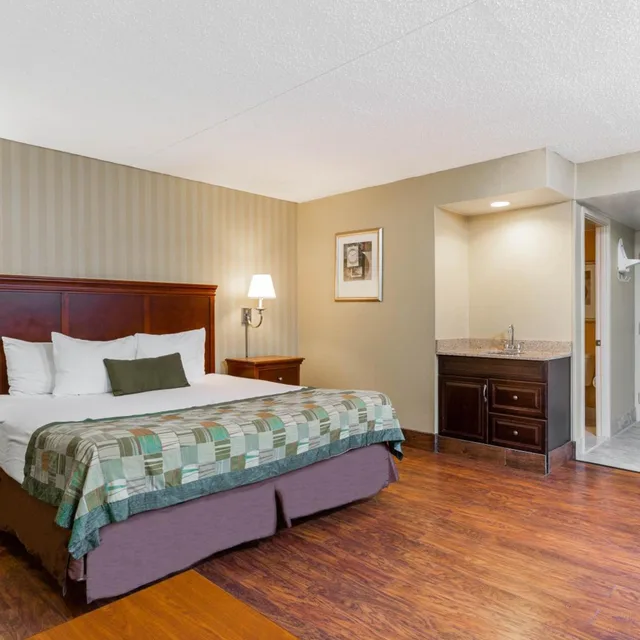 غرفة ديلوكس بسرير كينج للمدخنين، Days Inn by Wyndham Westminster, MD 1/5