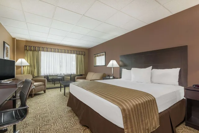جناح بسرير كينج وسريرين كوين بغرفتي نوم، Ramada by Wyndham Paintsville Hotel & Conference Center 1/3