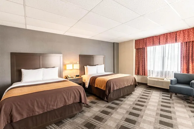 جناح بسريرين كوين مع أريكة، Comfort Inn Ballston 1/3