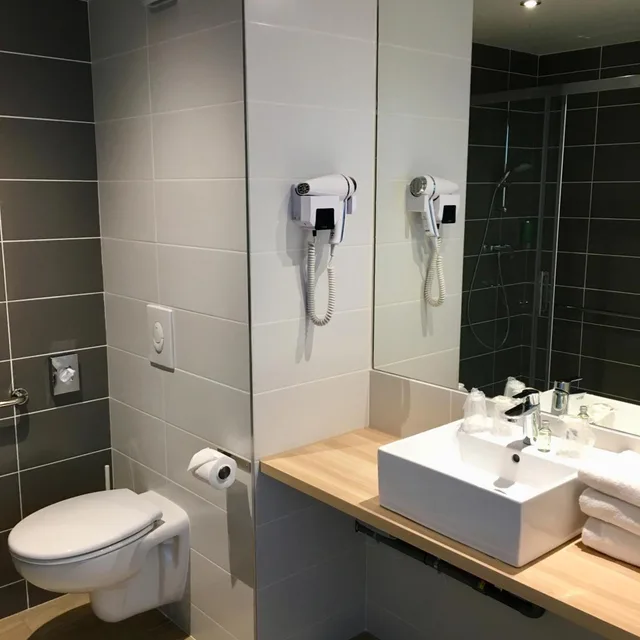 غرفة ديلوكس ثلاثية، Brit Hotel Confort Martigues 4/6
