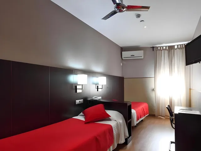 غرفة مفردة بسرير مزدوج، Yomo Hostal BCN Port 1/1