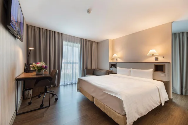 Superior, Queen Bed, Ch Bucharest 2/5