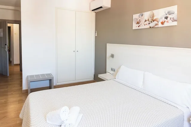 غرفة عائلية رباعية بسرير مزدوج وسريرين منفصلين، Hotel Planas 1/6