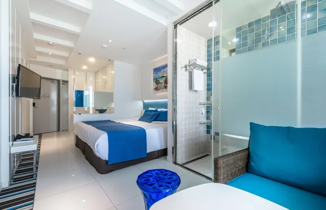 غرفة بسرير كينج بإطلالة على البحر بشرفة، Aimi Jeju Beach Hotel 7/10
