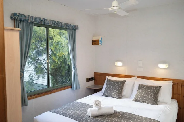 كابينة ديلوكس بسرير كوين وسرير فردي بغرفتي نوم، Halls Gap Caravan and Tourist Park 2/4
