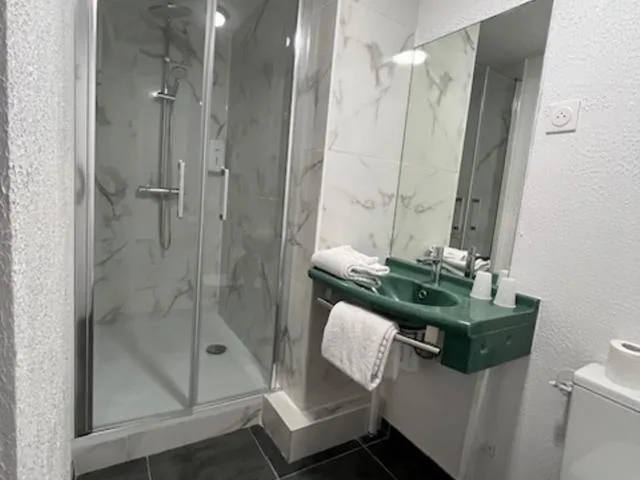 غرفة ثلاثية بسرير فردي بحمام خاص، Hotel ClassEco Gent 3/4
