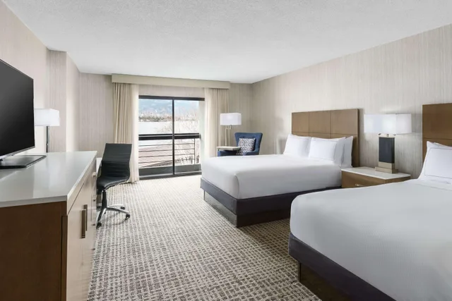 غرفة بريميوم بسريرين كوين في طابق مرتفع، Doubletree Hotel Colorado Springs - World Arena Co 1/3
