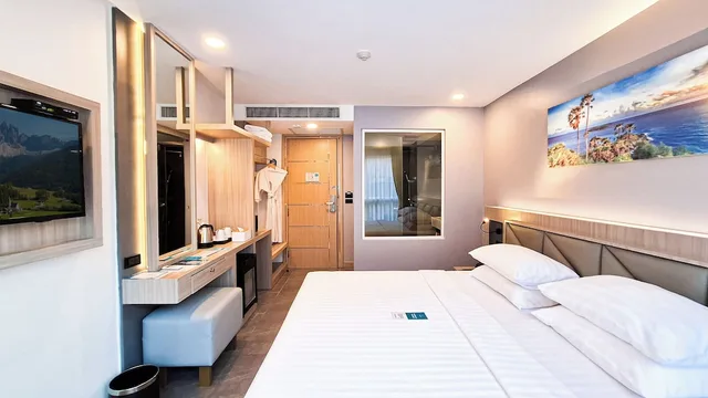 Standard, King Bed, Clarian Hotel Beach Patong 6/10