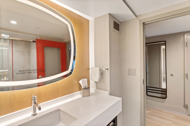 غرفة قياسية بسرير كينج بإطلالة على النهر، Hotel Indigo Baton Rouge Downtown 9/10