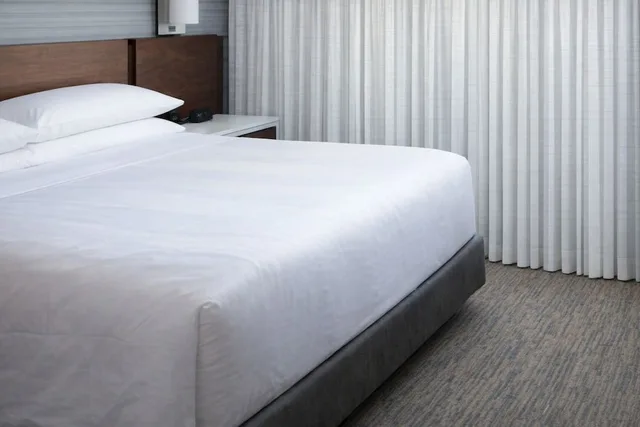 غرفة بسرير كوين لذوي الإعاقة، Kansas City Marriott Country Club Plaza 4/5