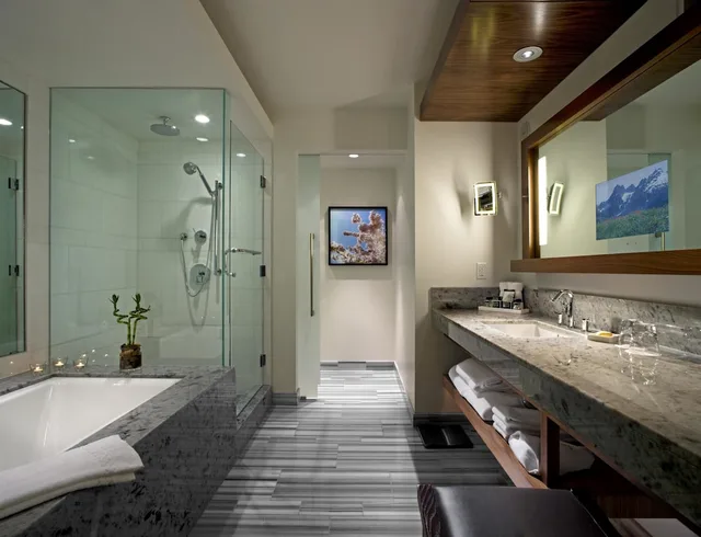 جناح بسرير كينج بإطلالة على المسبح، Fairmont Pacific Rim 2/2