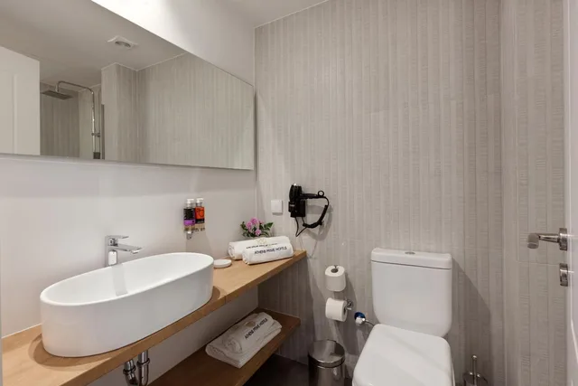 غرفة سوبيريور ثلاثية بسرير كوين مع أريكة، Trendy by Athens Prime Hotels 2/3