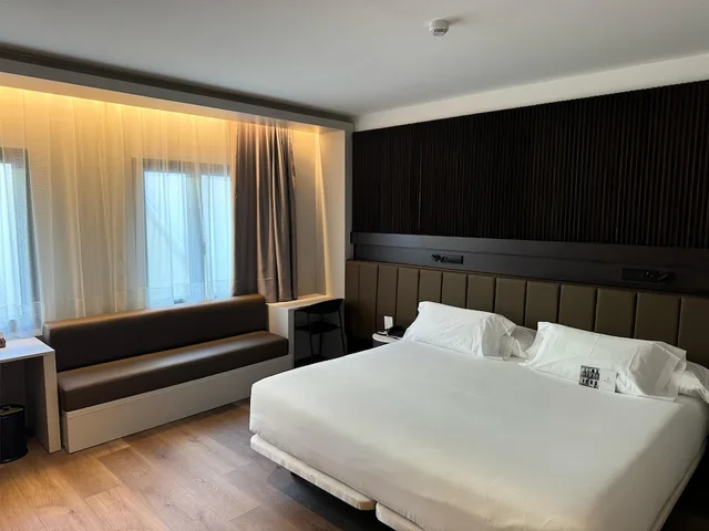 Premium, Becquer Hotel 4/10
