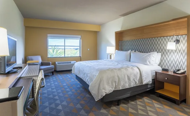 غرفة قياسية بسرير كينج بحوض جاكوزي، Holiday Inn Hotel And Suites Beaufort Highway 21 1/4