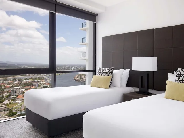 2 Bedrooms, Ocean, Spa, Apartment, Queen and Twin Beds، Mantra Circle on Cavill Surfers Paradise 4/8