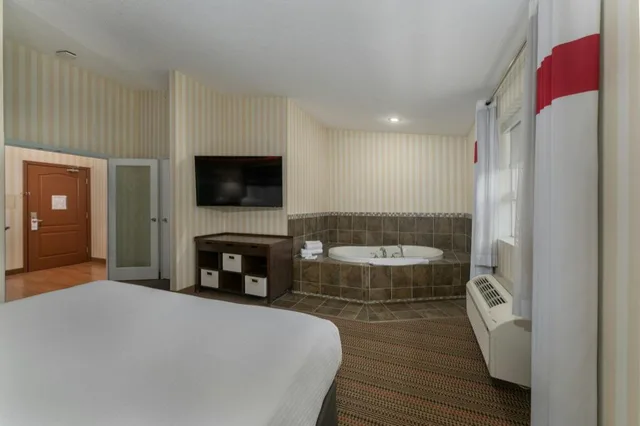 جناح بسرير كينج بجاكوزي بمطبخ، Four Points By Sheraton Prince George 2/4