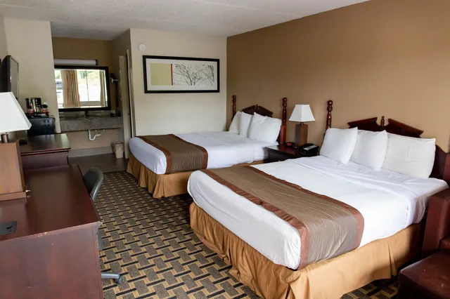 غرفة كلاسيكية بسريرين كوين للمدخنين، Regency Inn 1/3
