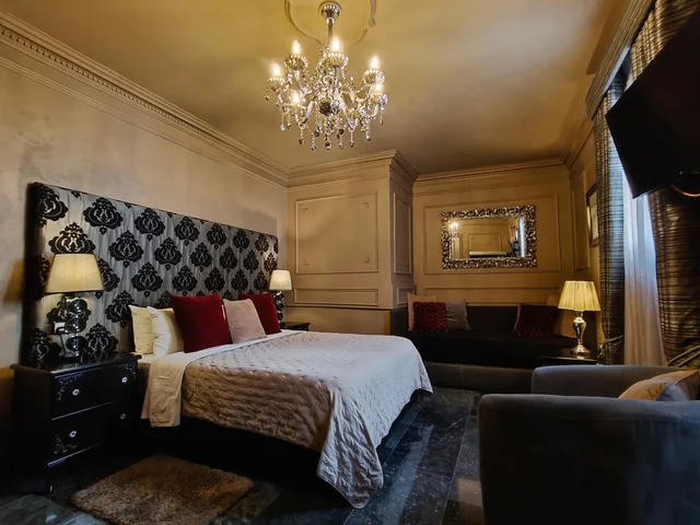 جناح جونيور بسرير كوين وسرير فردي بشرفة، Julina Boutique Living 2/2