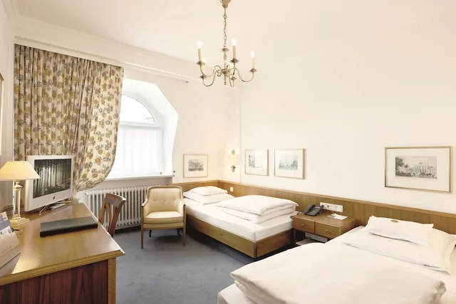 Room, Double Bed, Street View، Reutemann And Seegarten 2/6