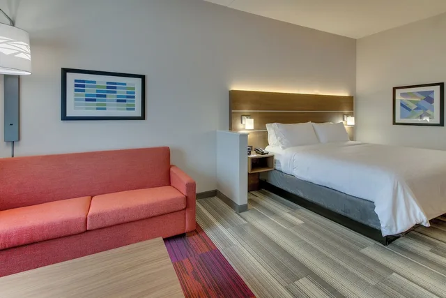 جناح بسرير كينج بغرفة نوم واحدة بمنطقة جلوس، Holiday Inn Express & Suites Nashville Metrocenter Downtown 1/6