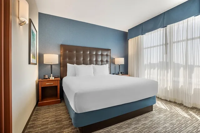 جناح بسرير كينج بغرفتين مع أريكة في طابق مرتفع، Drury Plaza Hotel Columbia East 1/2