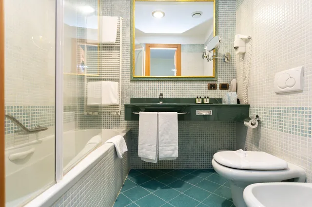 Connecting, Family, Multiple Beds، Hotel Mirage Sure Hotel Collection By Best Western 6/8