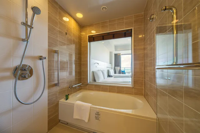غرفة تنفيذية بسريرين منفصلين بإطلالة على البحر، Hilton Okinawa Chatan Resort 4/4