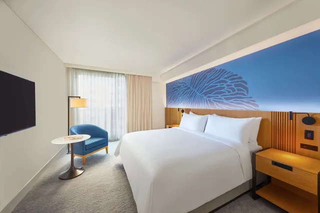 غرفة بسرير كينج بإطلالة على المدينة، Renaissance Honolulu Hotel & Spa 3/5