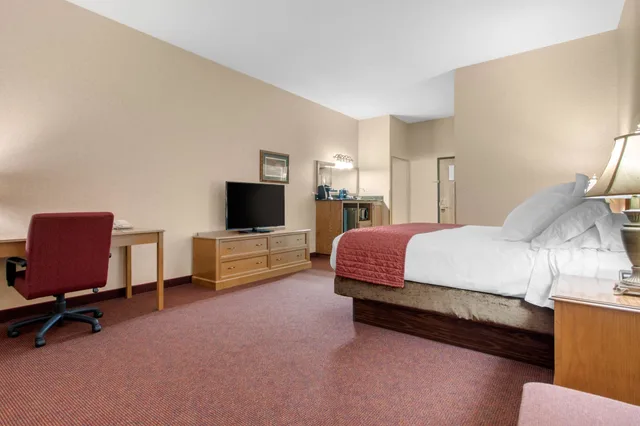 Standard, King Bed, Norfolk Lodge Suites Ascend Hotel Collection 9/10