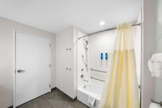Room, King Bed, Bathtub, Accessible, Tru by Hilton Plano East North Hwy 75 4/4