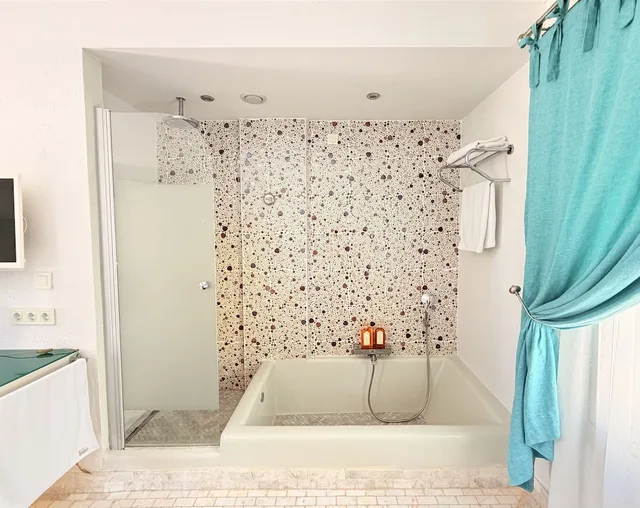 Superior, Suite, King Bed, Marge Hotel 4/6