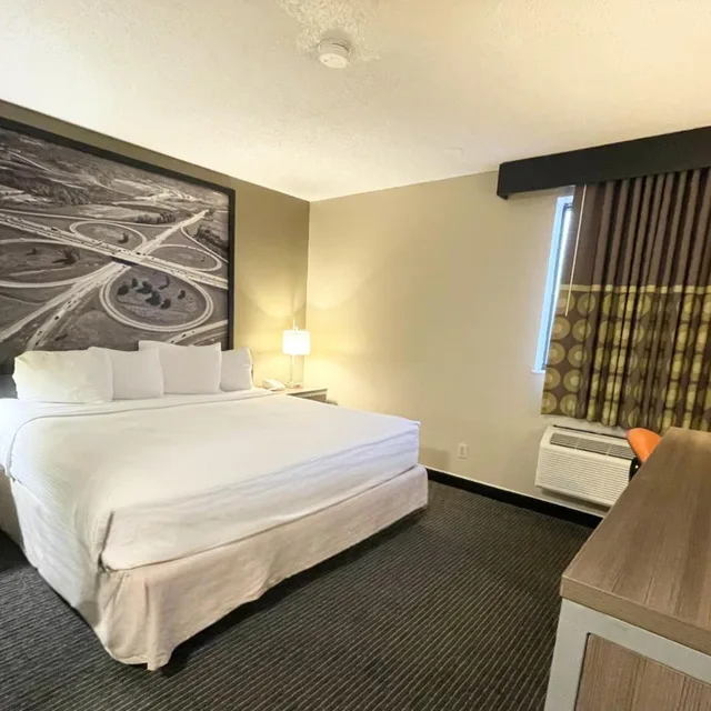 غرفة بسرير كينج لذوي الإعاقة، Super 8 By Wyndham St Charles 1/10