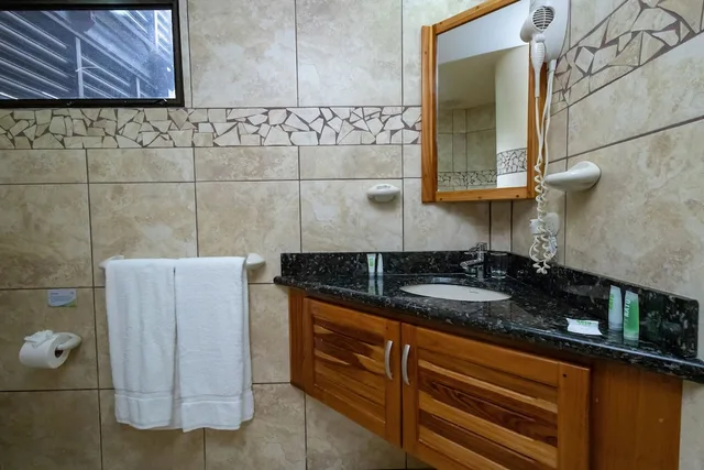 غرفة بسرير كينج وسريرين مزدوجين، Tulemar Resort 8/8