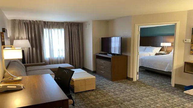 جناح بسريرين كوين بغرفة نوم واحدة مع أريكة بمطبخ، Staybridge Suites Hotel Calgary Airport 3/10