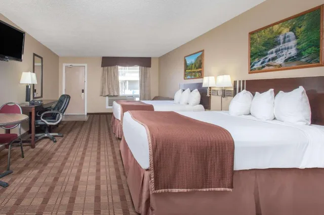 Upgrade, 2 Queen Beds، Econo Lodge Inn & Suites Medicine Hat Highway 1 1/10