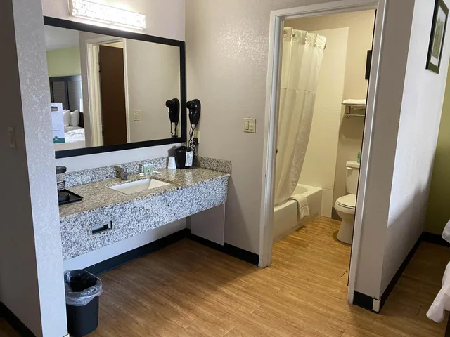Room, 2 Queen Beds, Motel6 Lancaster, PA 4/4