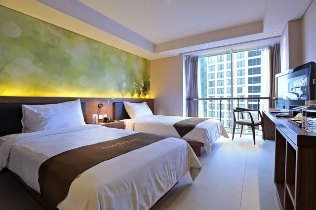 Fabulous, Twin Beds، Midtown Hotel Surabaya 1/5