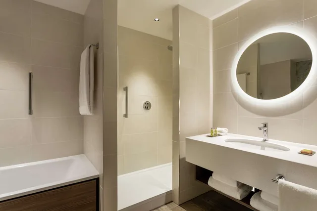 جناح بسرير كينج بشرفة مع دخول الصالة، Hilton Aberdeen TECA 2/3