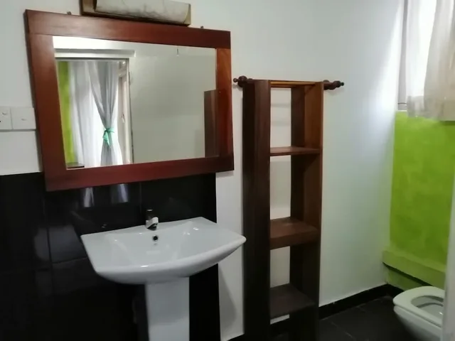 غرفة قياسية بسرير كينج بإطلالة على الحديقة بشرفة، Sithila Villa 1/2