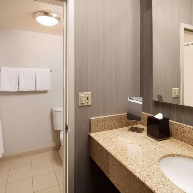 غرفة بسرير كينج بحوض استحمام لذوي الإعاقة، Sonesta Select Laguna Hills Irvine Spectrum 3/5