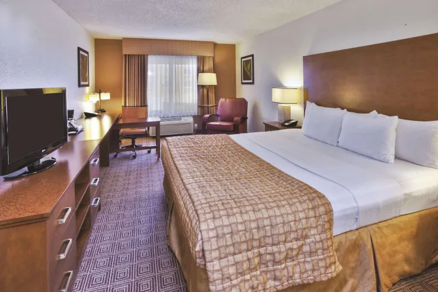 غرفة بسرير مزدوج، La Quinta Inn & Suites by Wyndham Danbury 2/3