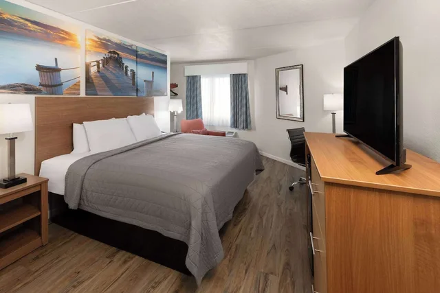 غرفة قياسية بسرير كينج لذوي الإعاقة، Days Inn By Wyndham Biloxi Beach 1/3