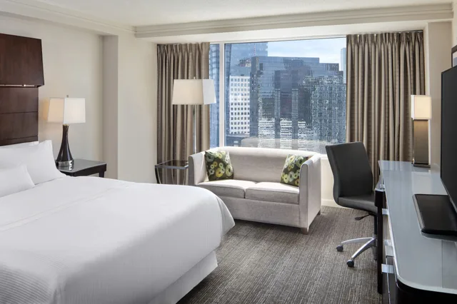 غرفة بسرير كينج بإطلالة على المدينة مع أريكة، The Westin Buckhead 3/7