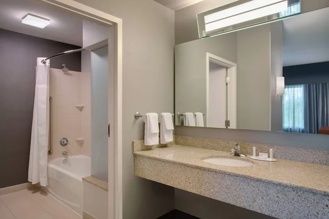 غرفة بسرير كينج بشرفة، Courtyard Fort Lauderdale SW Miramar 4/5