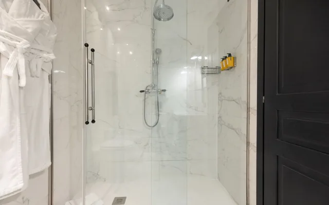 جناح بشرفة، Roma Luxus Hotel 1/1