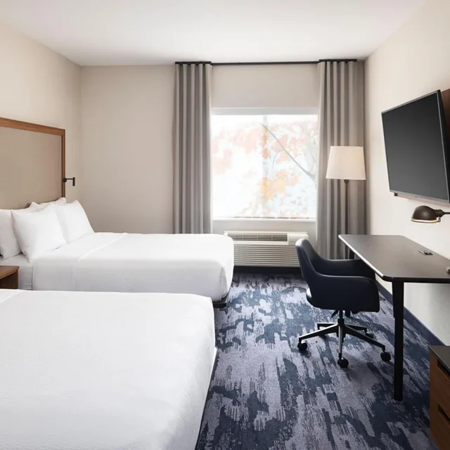 غرفة بسرير كينج وسريرين كوين، Fairfield Inn & Suites West Kelowna 1/5