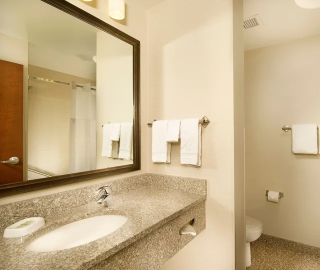 غرفة بسرير كينج مع أريكة، Drury Inn Suites Denver Westminster 5/8
