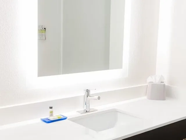 غرفة قياسية بسرير كينج لذوي الإعاقة، Holiday Inn Express Andalusia 2/5