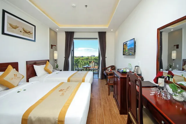 Deluxe, Twin Beds, City View, Balcony, Uptown Hotel 1/5